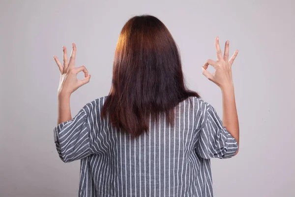 Achteraanzicht van Aziatische vrouw dubbele Ok hand ziekteverschijnsel vertonen. — Stockfoto