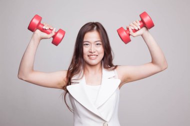 Dumbbells ile sağlıklı Asyalı kadın.