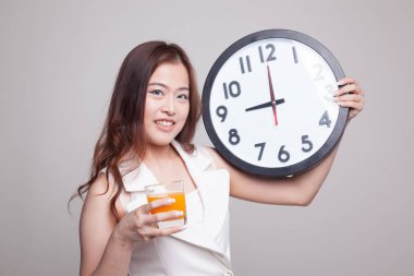 Asyalı kadın saati içki portakal suyu ile.