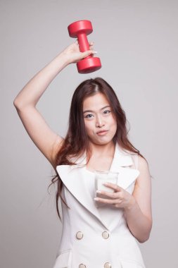 Bir bardak süt ve halter içme sağlıklı Asyalı kadın.