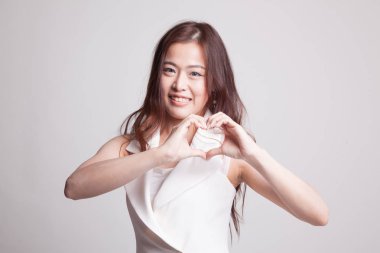 Genç Asyalı kadın kalp işaret göster.