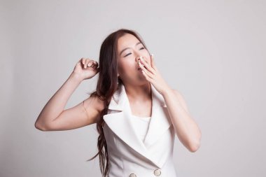 Uykulu genç Asyalı kadın esneme.