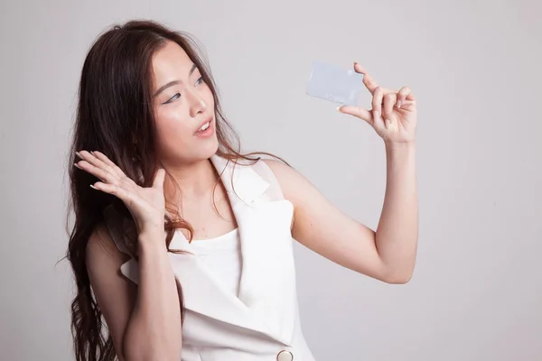 Jonge Aziatische vrouw blij met lege kaart. — Stockfoto