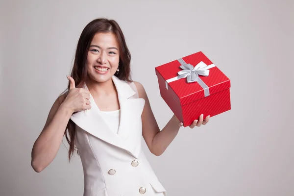 Asian woman thumbs up with a gift box. — Stock Photo, Image