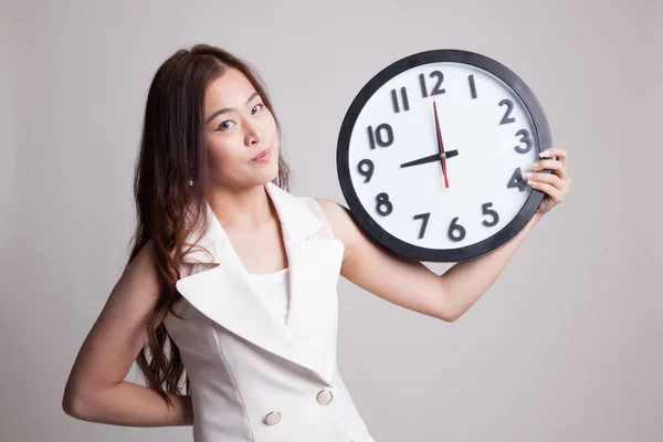 Joven asiático mujer con un reloj. — Foto de Stock
