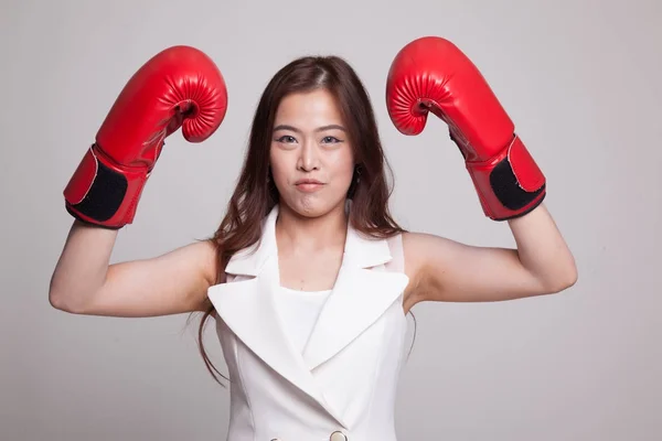 Joven mujer asiática con guantes de boxeo rojos . —  Fotos de Stock