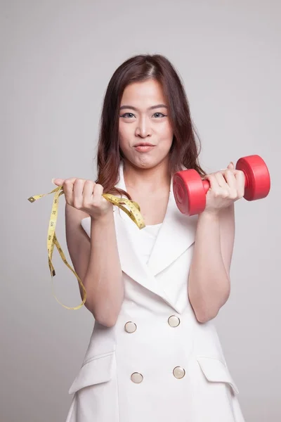 Saludable mujer asiática con mancuernas y cinta métrica . — Foto de Stock