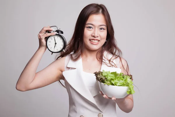 Joven mujer asiática con reloj y ensalada . —  Fotos de Stock