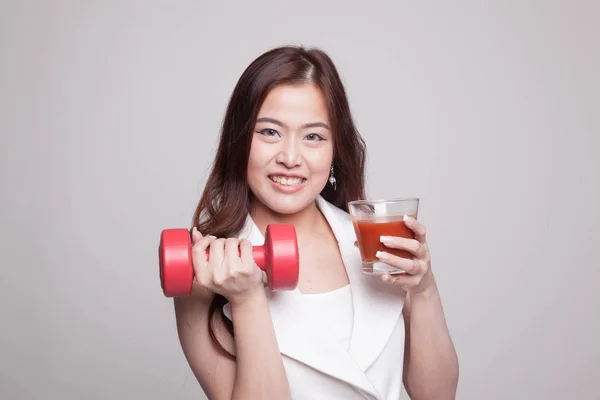 Zdrowa kobieta Azji z hantle i pomidorowy sok. — Zdjęcie stockowe