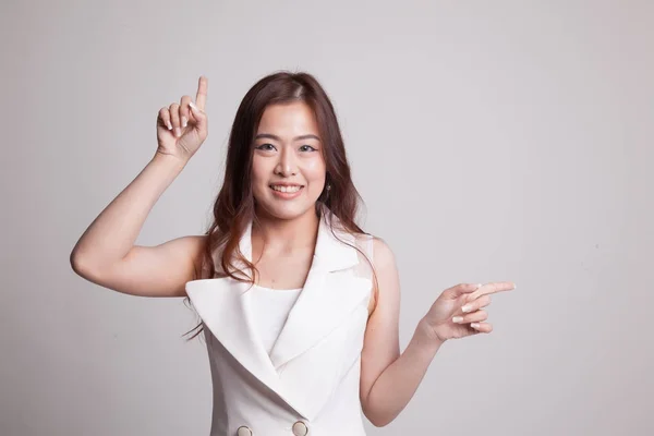 Jonge Aziatische vrouw punt met twee handen. — Stockfoto