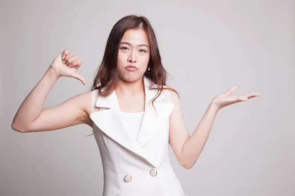 Junge asiatische Frau zeigen Handfläche Hand und Daumen nach unten. — Stockfoto