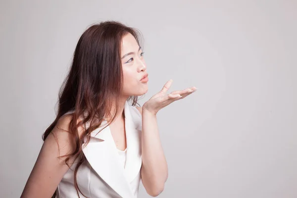 Beautiful young Asian woman blow a kiss. — Stock Photo, Image