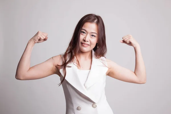 Mooie jonge Aziatische vrouw flex biceps. — Stockfoto