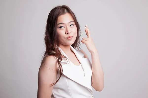 Gyönyörű fiatal ázsiai nő ujjam cross. — Stock Fotó