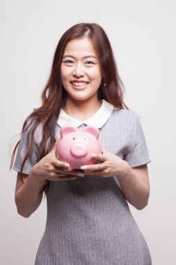 Bir domuz para banka ile genç Asyalı kadın.