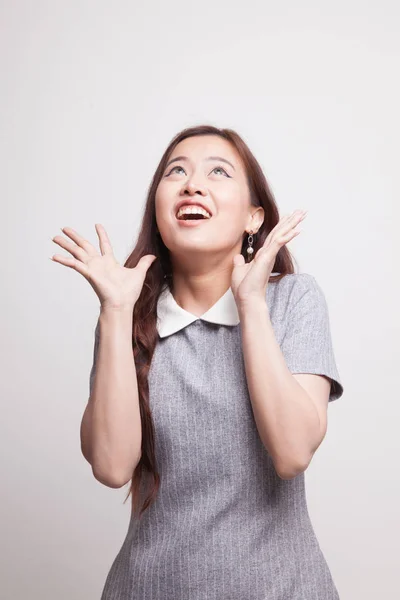 Emocionado joven mujer asiática mirar hacia arriba . —  Fotos de Stock