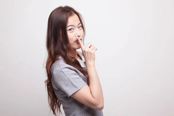 Asiatisk tjej visar ganska hand tecken. — Stockfoto