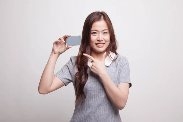 Mladá asijská žena bod na prázdnou kartu. — Stock fotografie