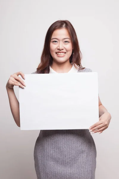 Junge asiatische Frau mit weißem Blankoschild. — Stockfoto