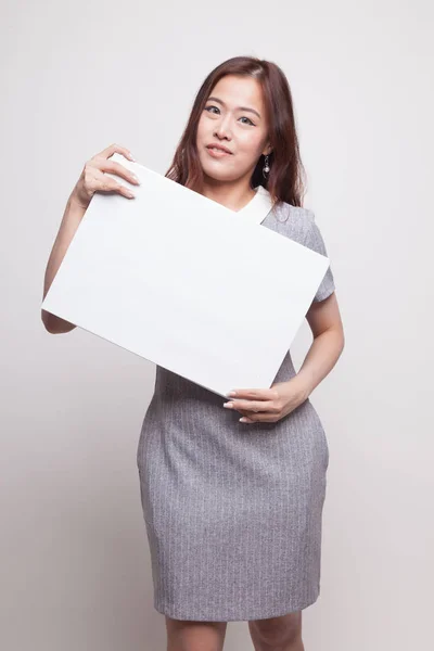 Junge asiatische Frau mit weißem Blankoschild. — Stockfoto