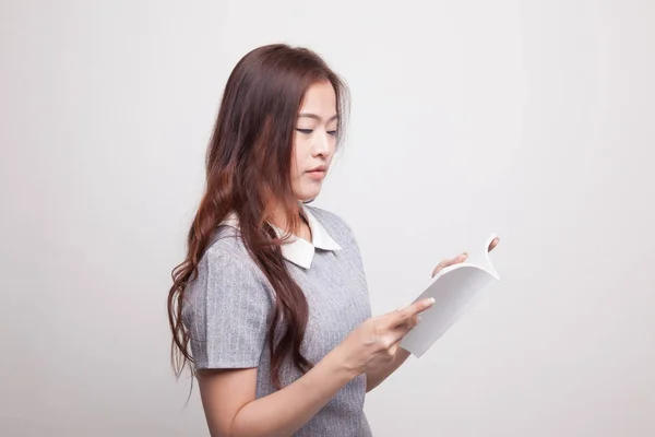 Młoda kobieta azjatyckich czytać książki. — Zdjęcie stockowe