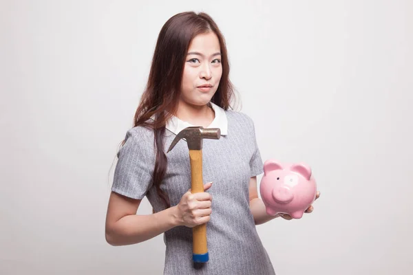 Asyalı kadın domuz para banka ve çekiç ile. — Stok fotoğraf