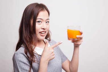 Portakal suyu noktasına genç Asyalı kadın.