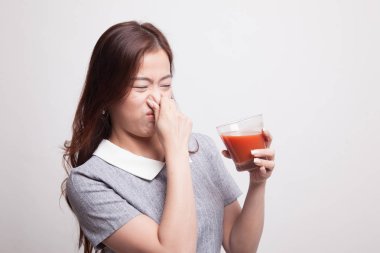 Genç Asyalı kadın nefret domates suyu.