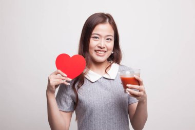Domates suyu ve kırmızı kalpli genç Asyalı kadın.
