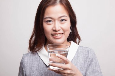 Genç Asyalı kadın ile içme suyu bir bardak.