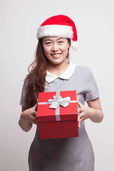 Молодая азиатка с подарочной коробкой . — стоковое фото