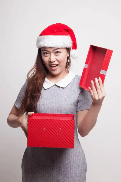 Junge asiatische Frau öffnen ein Geschenk-Box. — Stockfoto