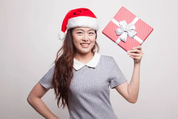 Giovane donna asiatica con una scatola regalo . — Foto Stock