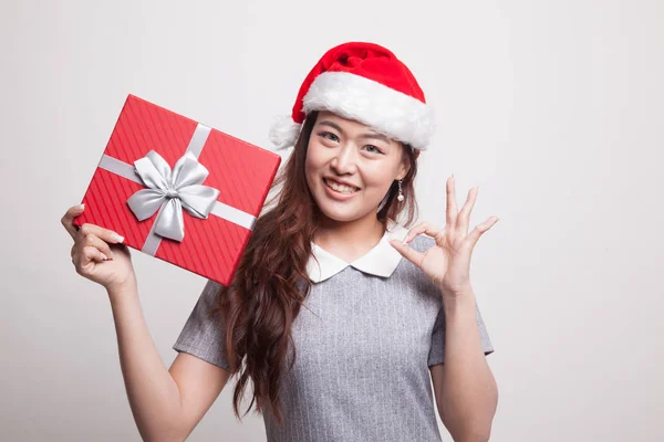 Junge asiatische Frau zeigen ok mit ein Geschenk-Box. — Stockfoto