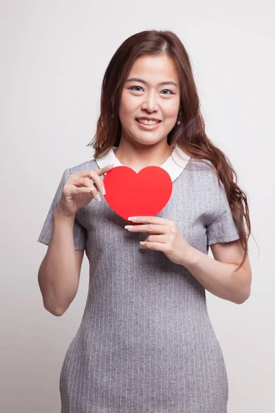 Азиатка с красным сердцем . — стоковое фото