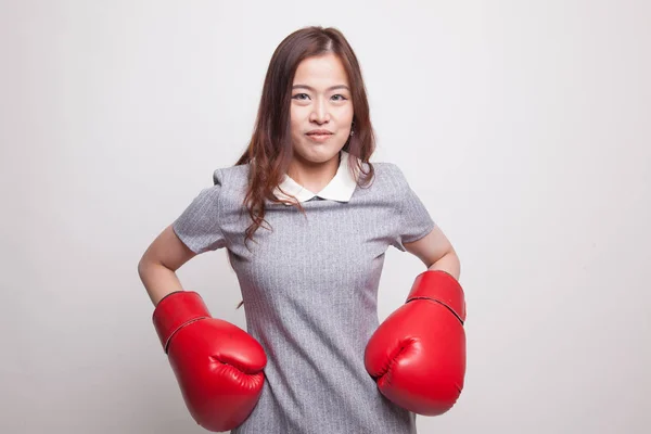 Joven mujer asiática con guantes de boxeo rojos . —  Fotos de Stock