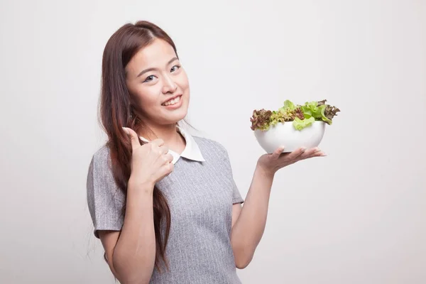 Friska asiatisk kvinna tummen upp med sallad. — Stockfoto