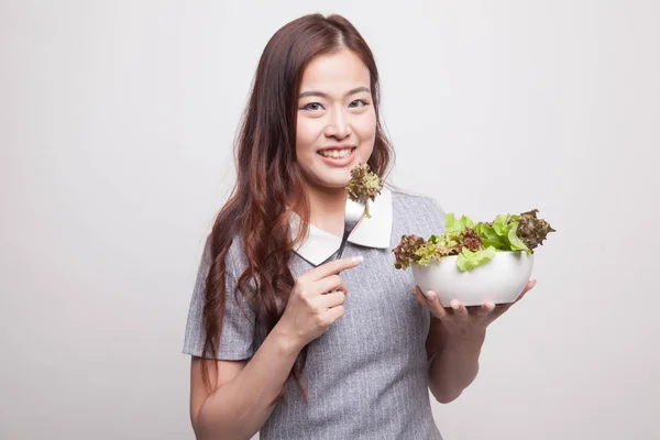 Friska asiatisk kvinna med sallad. — Stockfoto