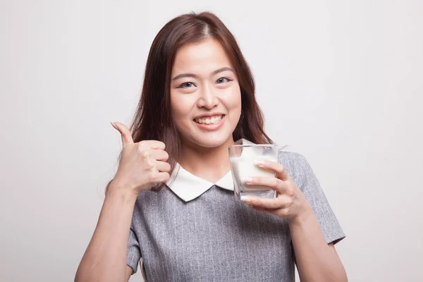 Gesunde asiatische Frau trinken ein Glas Milch Daumen nach oben. — Stockfoto