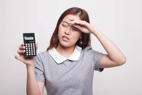 Aziatische vrouw kreeg hoofdpijn met calculator. — Stockfoto