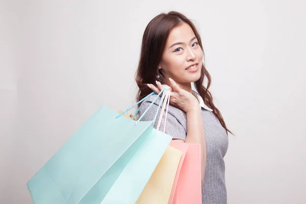 Młoda kobieta Azji zadowolony z torby na zakupy. — Zdjęcie stockowe