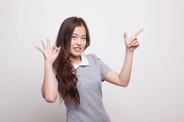 Fiatal ázsiai nő pont és a show az Ok. — Stock Fotó