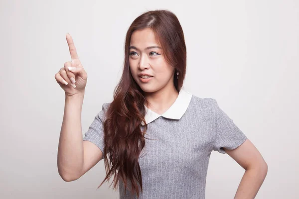 Asiatisk kvinna att trycka på skärmen med fingret. — Stockfoto