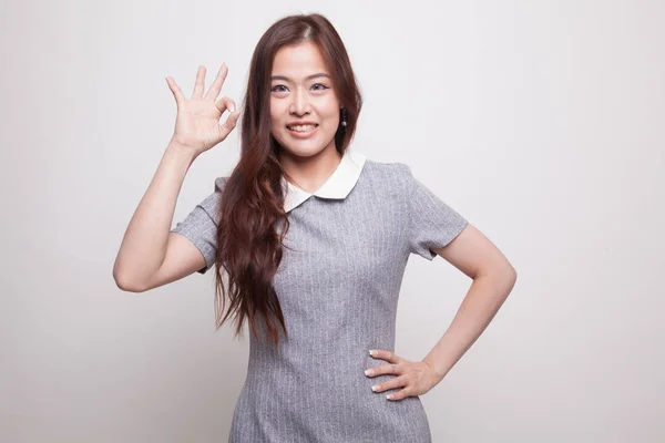 Młoda kobieta azjatyckich Pokaż znak Ok. — Zdjęcie stockowe