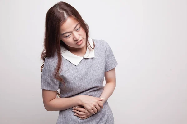 Genç Asyalı kadın mide ağrısı var. — Stok fotoğraf