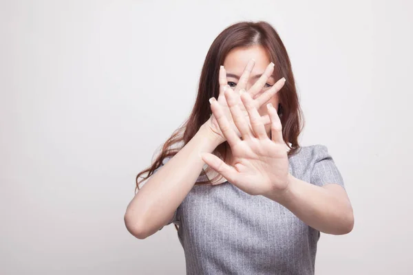 Giovane donna asiatica nascondere il suo volto . — Foto Stock