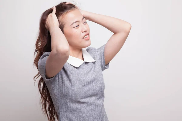 Estresado joven mujer de negocios asiática gritar . — Foto de Stock