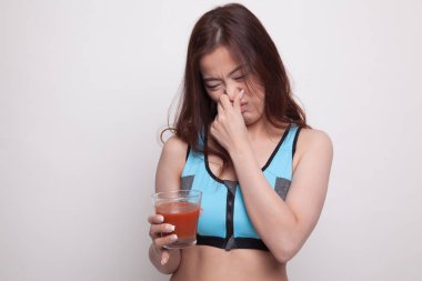 Güzel sağlıklı Asyalı kız nefret domates suyu.