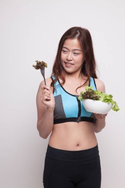 Güzel Asyalı sağlıklı kız zevk salata yemek.