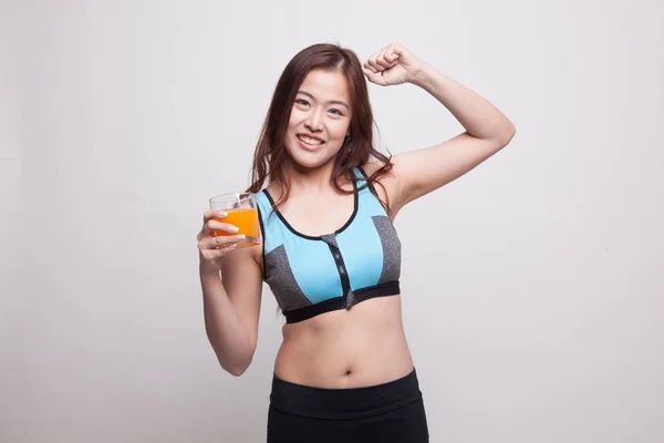 Belle asiatique sain fille boire orange jus flexion bi — Photo